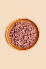 Cibo per cani giovani in scatola con carne di coniglio